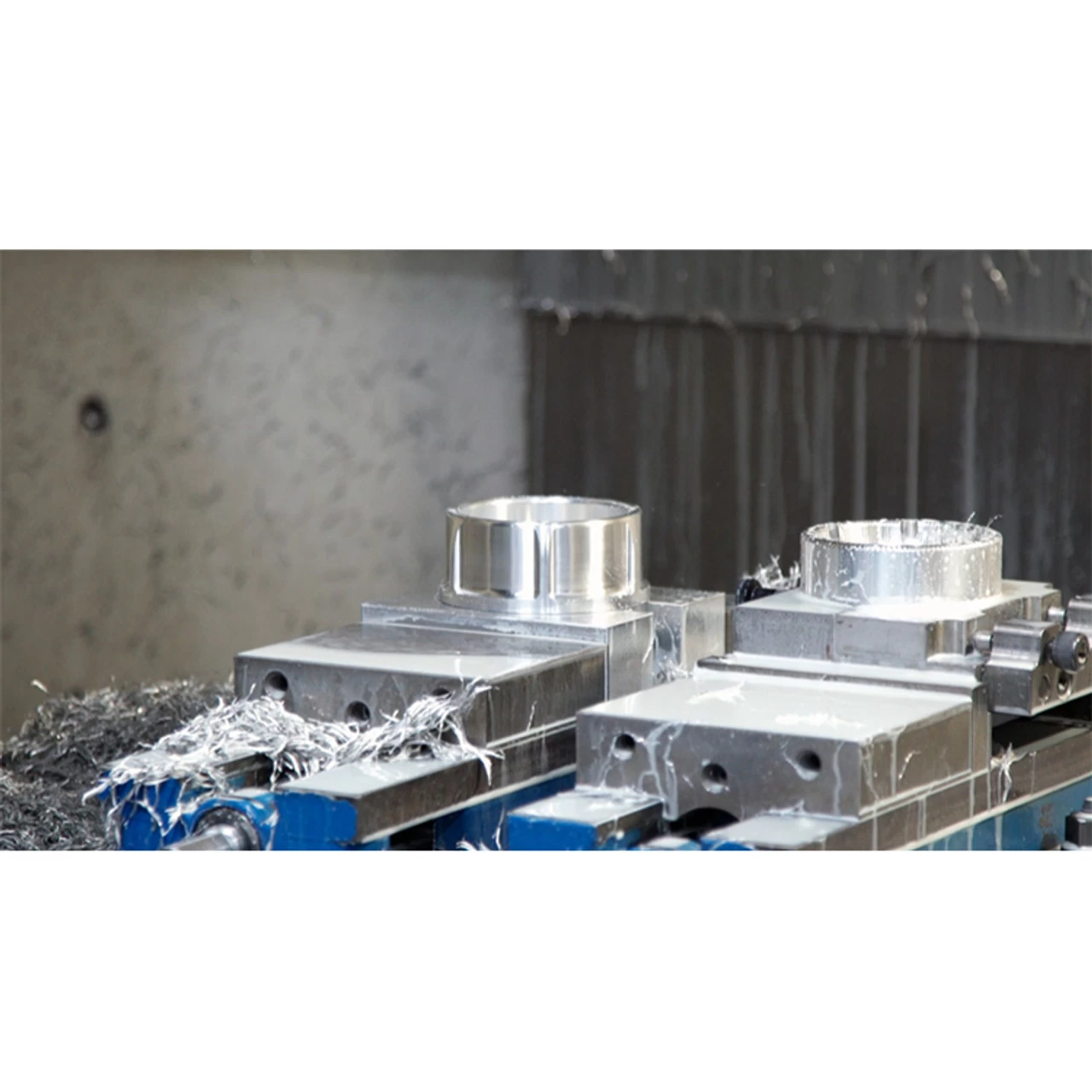 Vance & Hines - Torquer 450 Slip-On Mufflers Fits '17-'23 Touring Models - Chrome 7 Vance & Hines - Torquer 450 Slip-On Mufflers Fits '17-'23 Touring Models - Chrome - Image 7